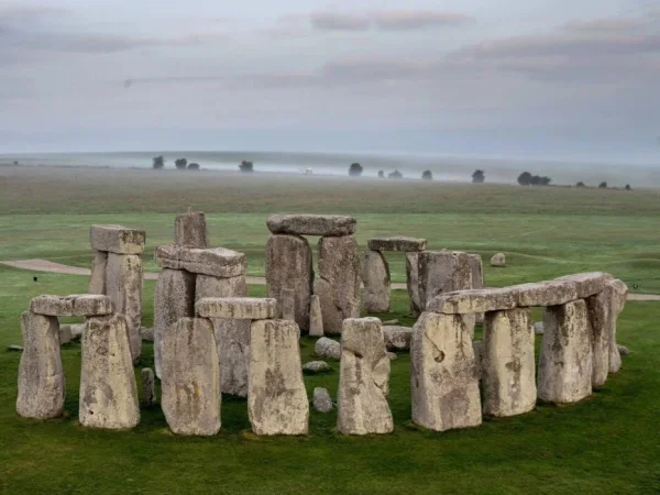 Foto colorida de Stonehenge - Metrópoles