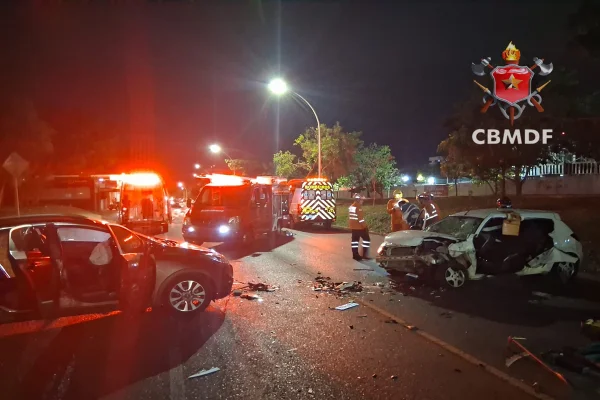 Acidente entre carros na Asa Norte