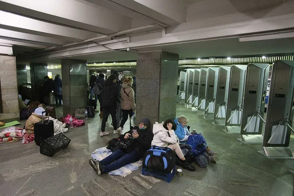 Pessoas se abrigam em estações de metrô em Kiev, na Ucrânia - Metrópoles