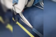Poltrona de avião da VoePass solta do piso