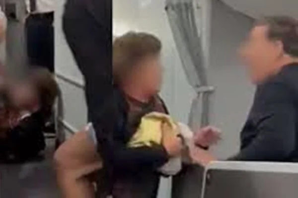 Foto colorida de confusão em avião