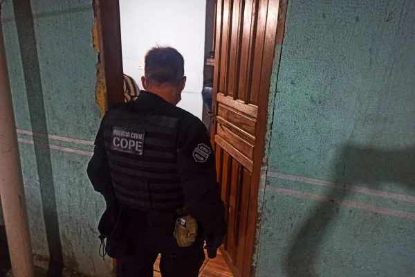 Polícia faz buscas por suspeito de matar jovem diante da família no PR