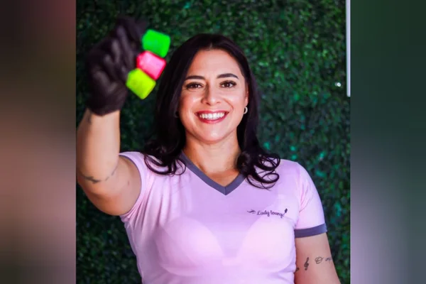 Foto de Beatriz Mora, manicure com excesso de suor nas mãos 3