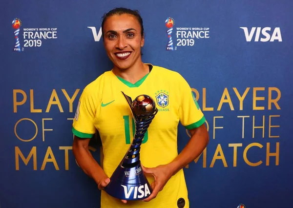 Batom escuro de Marta rouba a cena em partida contra a Itália