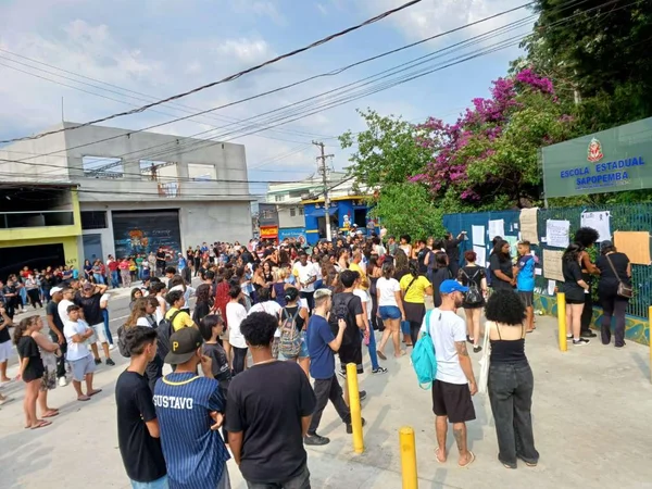 foto colorida de ato em homenagem à estudante Giovanna Bezerra da Silva em Sapopemba - Metrópoles