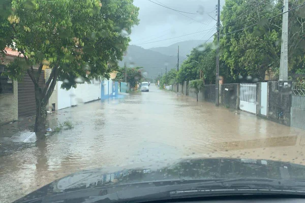 Chuva intensa deixa moradores ilhados em Florianópolis