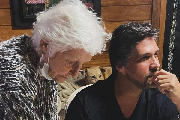 Cantor Léo Chaves lamenta morte da avó: “O grande elo familiar”