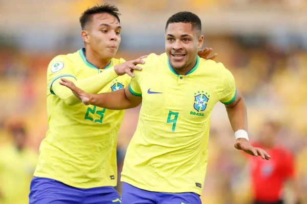 Jogadores da Seleção Brasileira comemoram gol - Metrópoles