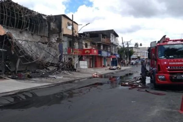Idoso morre após inalar fumaça de incêndio que destruiu loja na Bahia