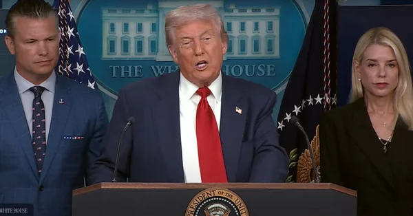 Presidente dos EUA, Trump diante de microfone - Metrópoles