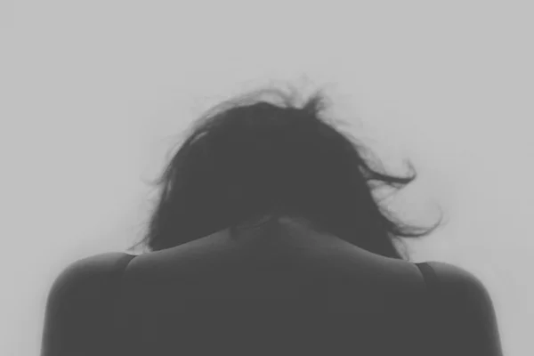 Humilhada por professora, menina se suicida após menstruar na escola