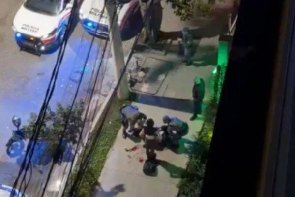 Foto colorida de reprodução de vídeo mostrando momento do socorro de vítima de latrocínio, em Pinheiros, zona oeste da capital paulista.