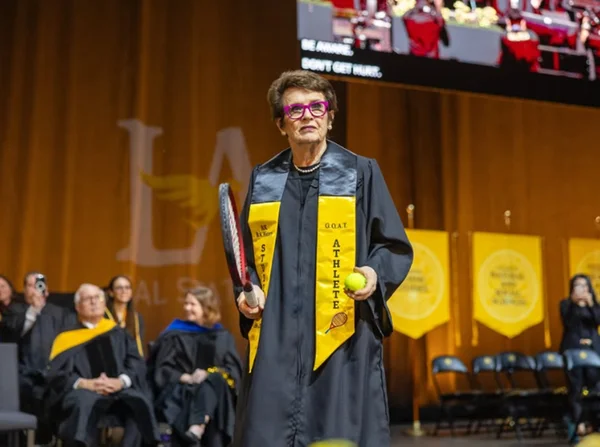 Exemplo! Lenda do tênis, Billie Jean King termina faculdade aos 82 anos