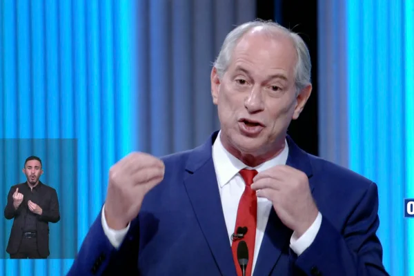 Ciro gomes durante o debate presidenciaveis eleicoes 2022 TV globo candidatos