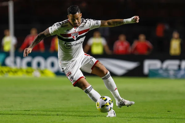 Luciano, atacante do São Paulo, em duelo deste Brasileirão contra o Santos