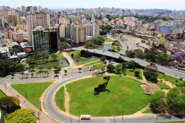 Imagem colorida da cidade de Porto Alegre - Metrópoles