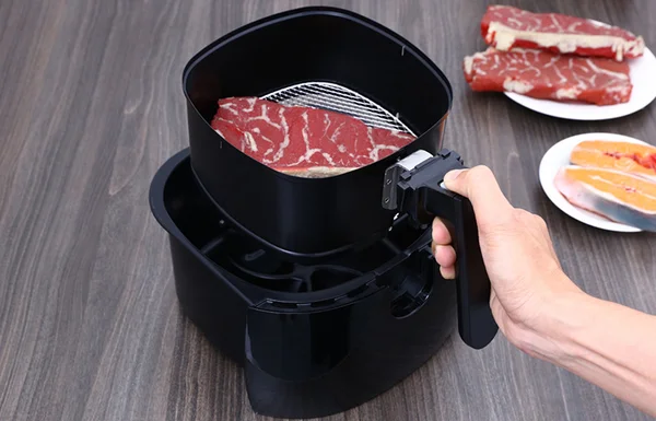 Cuidado! Jeito diferentão de assar carne na air fryer pode causar explosão
