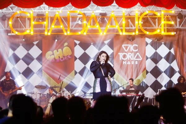 Preta Gil faz show animado no Hípica Hall