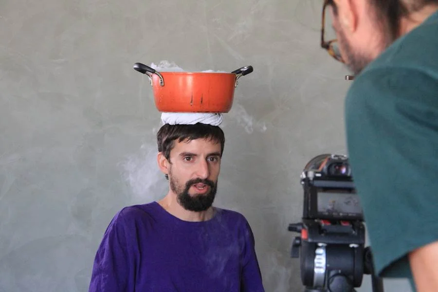 Ops: artista revela sua faceta teatral e performática nos clipes de "Não Tá Tudo Bem" Ops: artista revela sua faceta teatral e performática nos clipes de "Não Tá Tudo Bem"