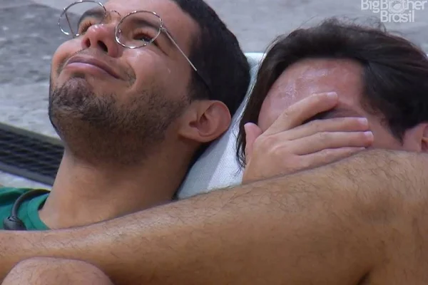 BBB22: Vyni e Eli se desesperam por medo do Paredão e caem no choro
