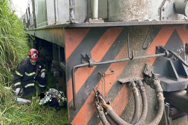 Homem tem perna amputada ao ser atropelado por trem em BH