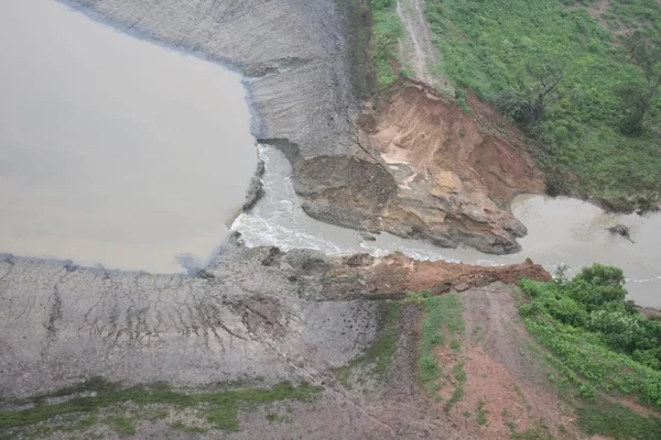 Nova barragem racha e prefeitura emite alerta de enxurrada na Bahia