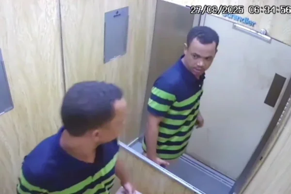 Imagem colorida do zelador Osvaldo Conceição Ferreira em elevador - Metrópoles