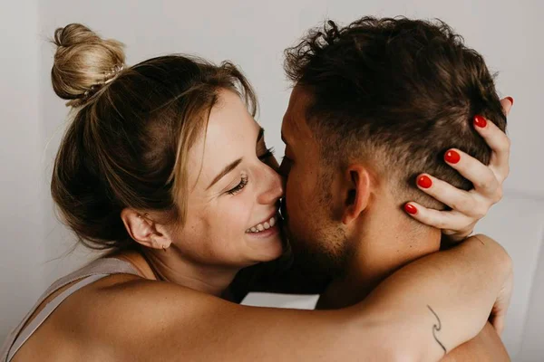 Casal se beijando - Metrópoles