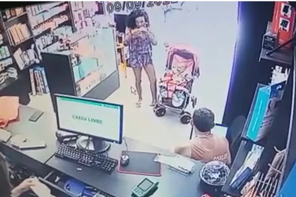 Vídeo mostra jovem passeando com bebê raptada em loja do Novo Gama