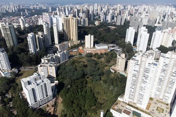 Imagem colorida aérea mostra área do Parque Municipal Sergio Vieira de Mello cercada por prédios - Metrópoles