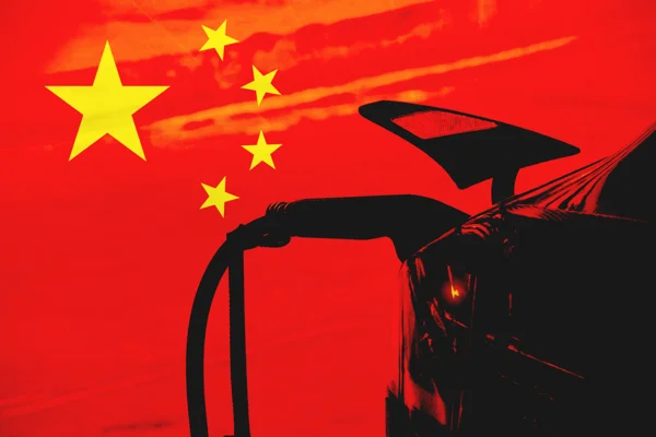 Imagem de carro elétrico com bandeira da China ao fundo - Metrópoles