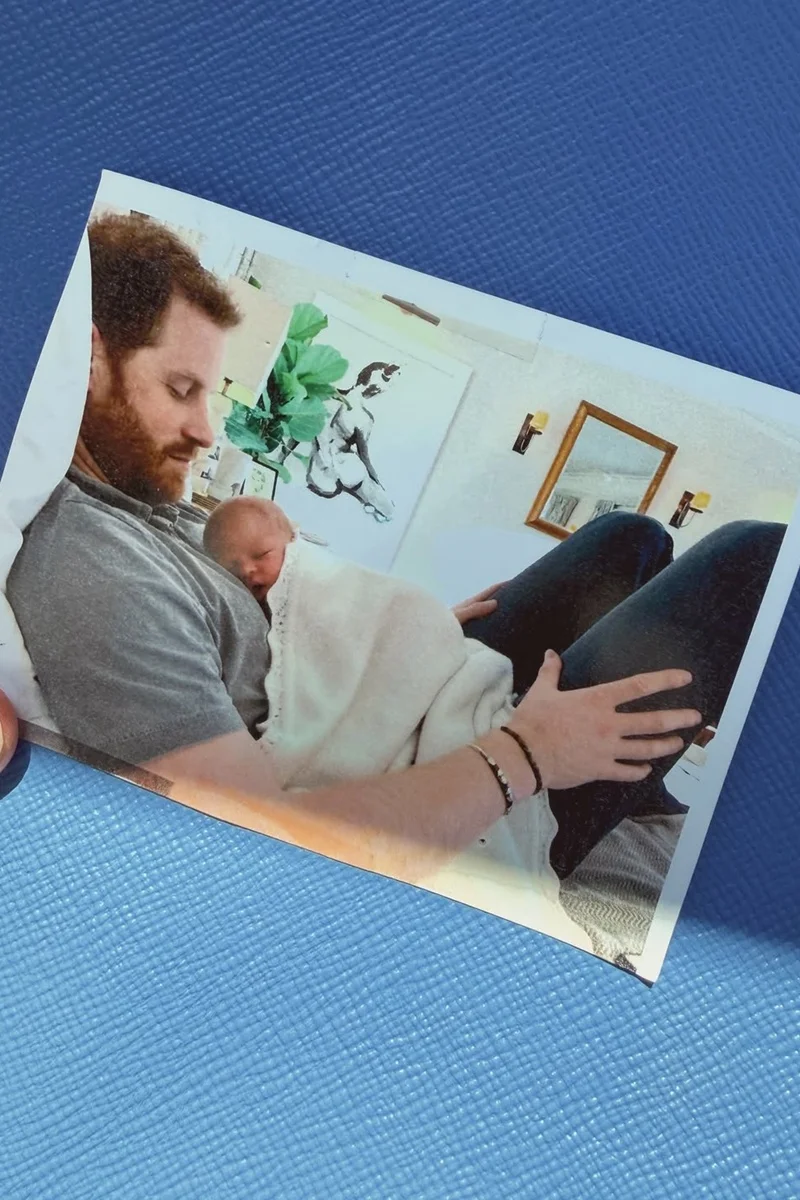 Meghan Markle compartilhou uma foto rara do filho, Archie, quando ainda era recém-nascido Meghan Markle compartilhou uma foto rara do filho, Archie, quando ainda era recém-nascido