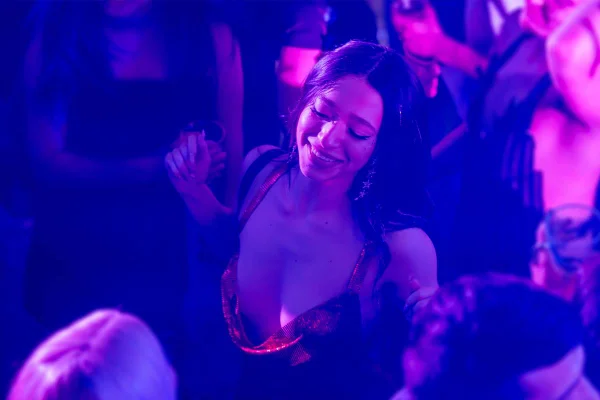 Imagem colorida de mulher dançando em uma boate no filme Anora - Metrópoles