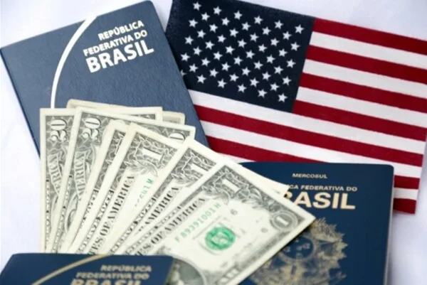 Passaporte brasileiro, dólar e bandeira dos EUA - Metrópoles