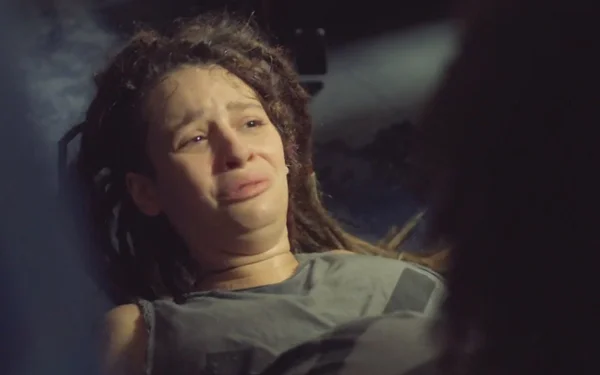 Joy (Lara Tremouroux) em Um Lugar ao Sol