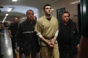 Luigi Mangione é escoltado pela polícia ao chegar para uma audiência, enquanto seus advogados tentam anular as acusações estaduais de homicídio no caso do assassinato do CEO da UnitedHealthcare, Brian Thompson