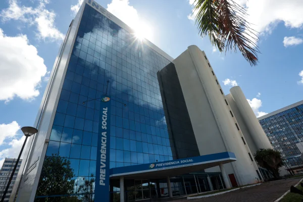 Fachada do edifício-sede do Instituto Nacional do Seguro Social INSS em Brasília - Metrópoles