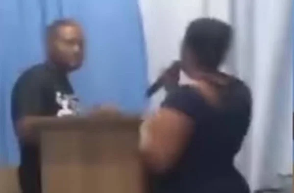 Mulher expõe traição do marido pastor em culto e viraliza. Vídeo