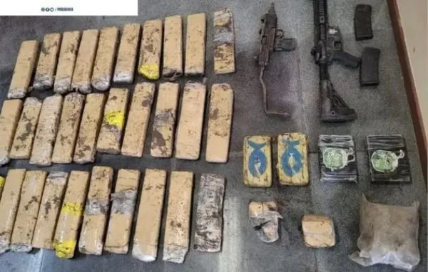 armas e drogas em cima de superfície