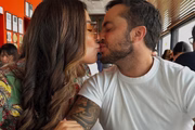 Thammy Miranda e Andressa Ferreira dão um selinho