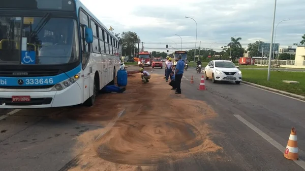 Tanque de combustível cai de ônibus e causa vazamento em pista do DF