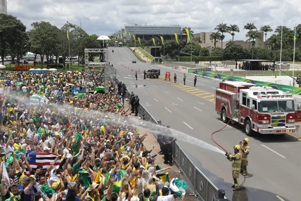Apoiadores de Bolsonaro se refrescam com jatos d’água dos Bombeiros