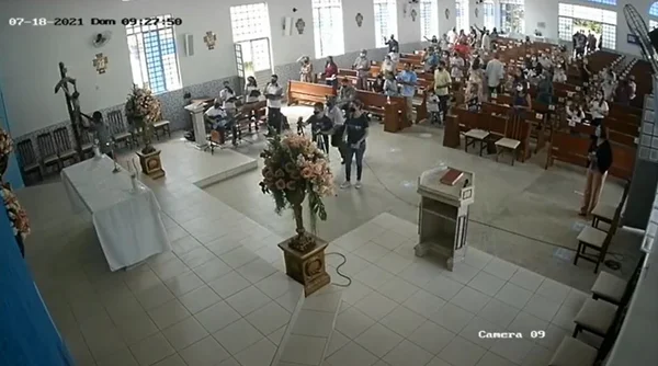 Vídeo: jovem invade igreja e quebra imagem de Jesus