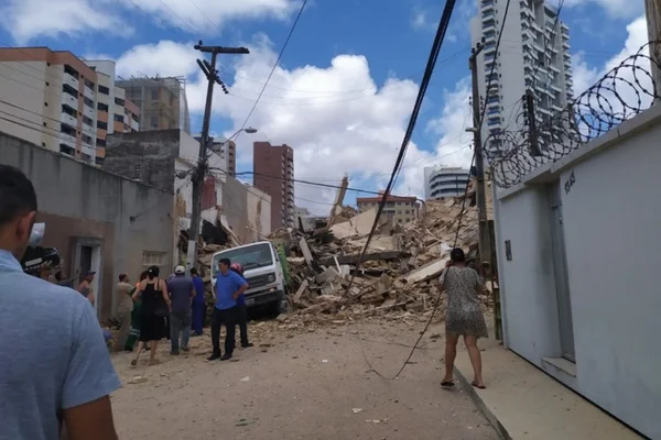 Prédio residencial desaba em Fortaleza