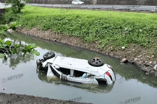 carro árvore córrego litoral de sp três mortos