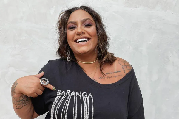 Mulher em foto preto e branco usa camiseta com frase bordada em strass - Metrópoles