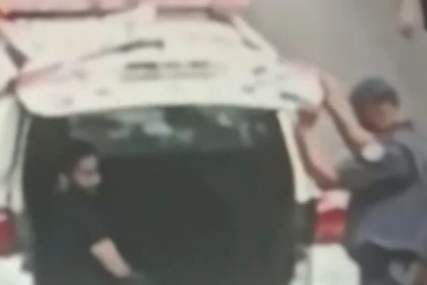 Imagem colorida de homem dentro de viatura policial; ele foi preso em flagrante por matar a mulher a facadas - Metrópoles