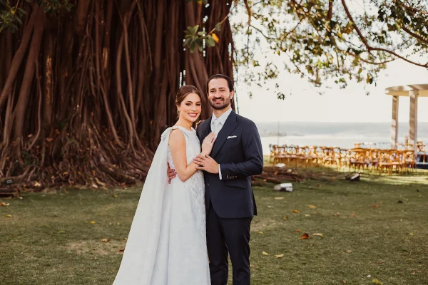 Giovanna El Haje e João Sérgio Câmara se casam à beira do Lago Paranoá