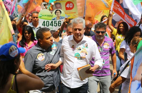 Estagnado em pesquisas, Rollemberg mira servidores e dispara promessas