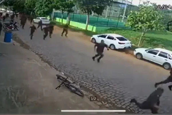 Imagem mostra militares do Exército correndo atrás de homens - Metrópoles